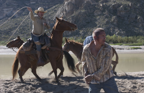 Still of Tommy Lee Jones and Barry Pepper in The Three Burials of Melquiades Estrada (2005)