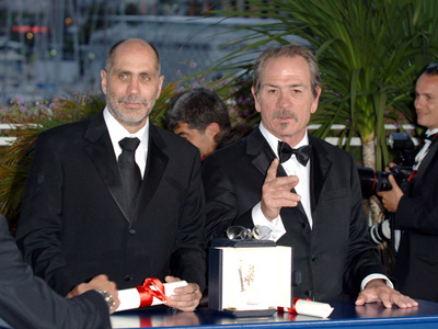 Tommy Lee Jones and Guillermo Arriaga at event of The Three Burials of Melquiades Estrada (2005)