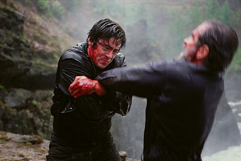 Still of Tommy Lee Jones and Benicio Del Toro in The Hunted (2003)