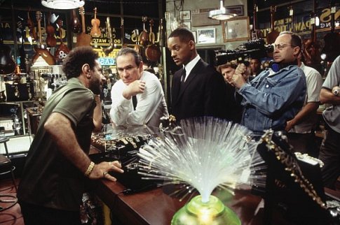 (L. to R.) Tony Shalhoub, Tommy Lee Jones, Will Smith and Director Barry Sonnenfeld on the set.