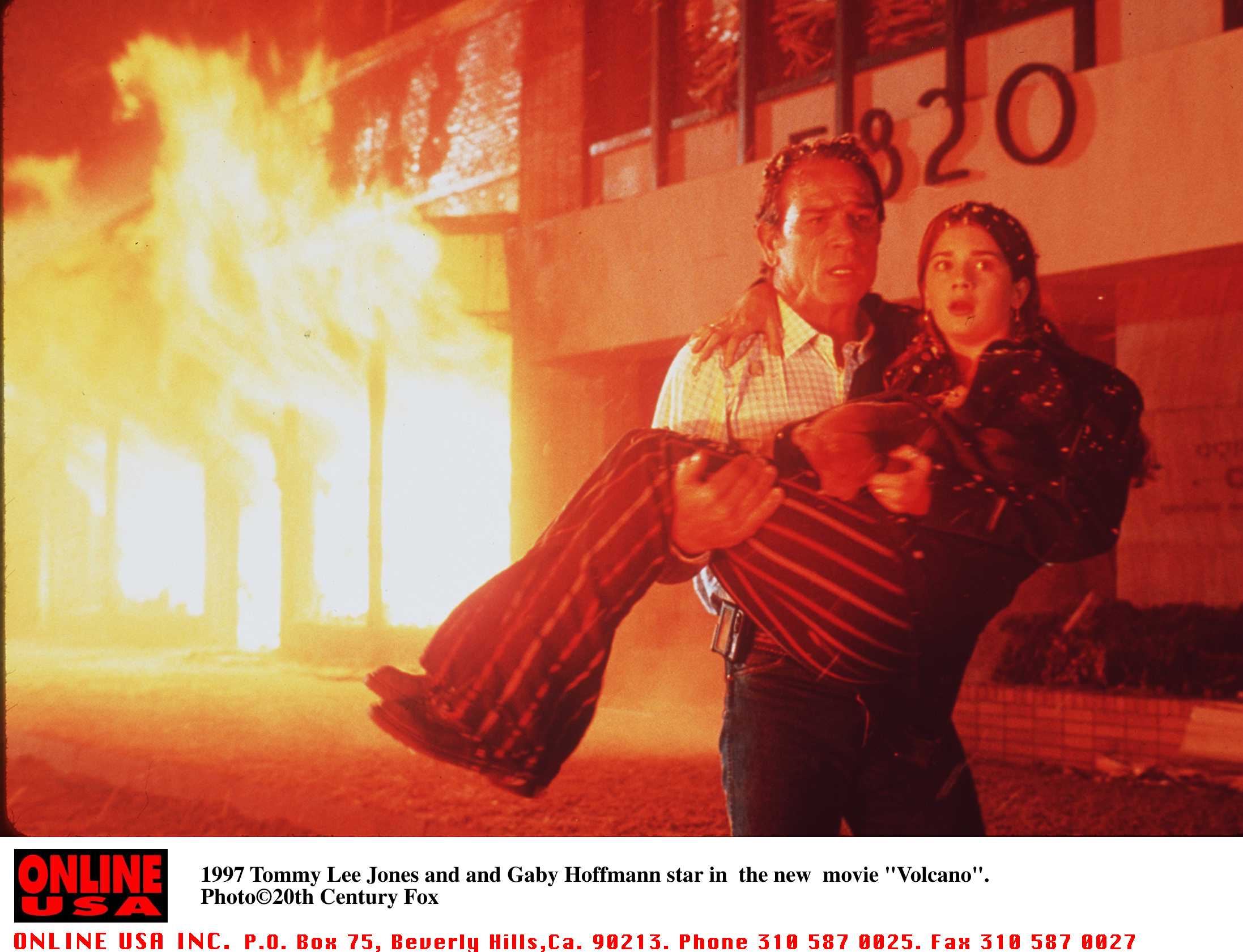 Still of Tommy Lee Jones and Gaby Hoffmann in Volcano (1997)