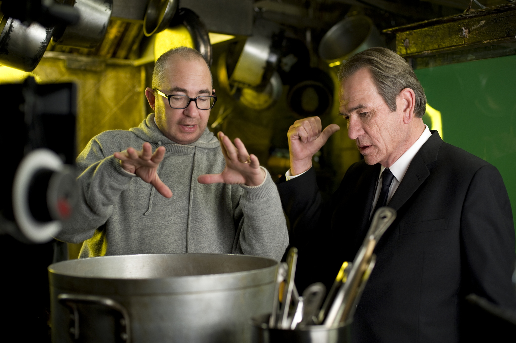 Still of Tommy Lee Jones and Barry Sonnenfeld in Vyrai juodais drabuziais III (2012)