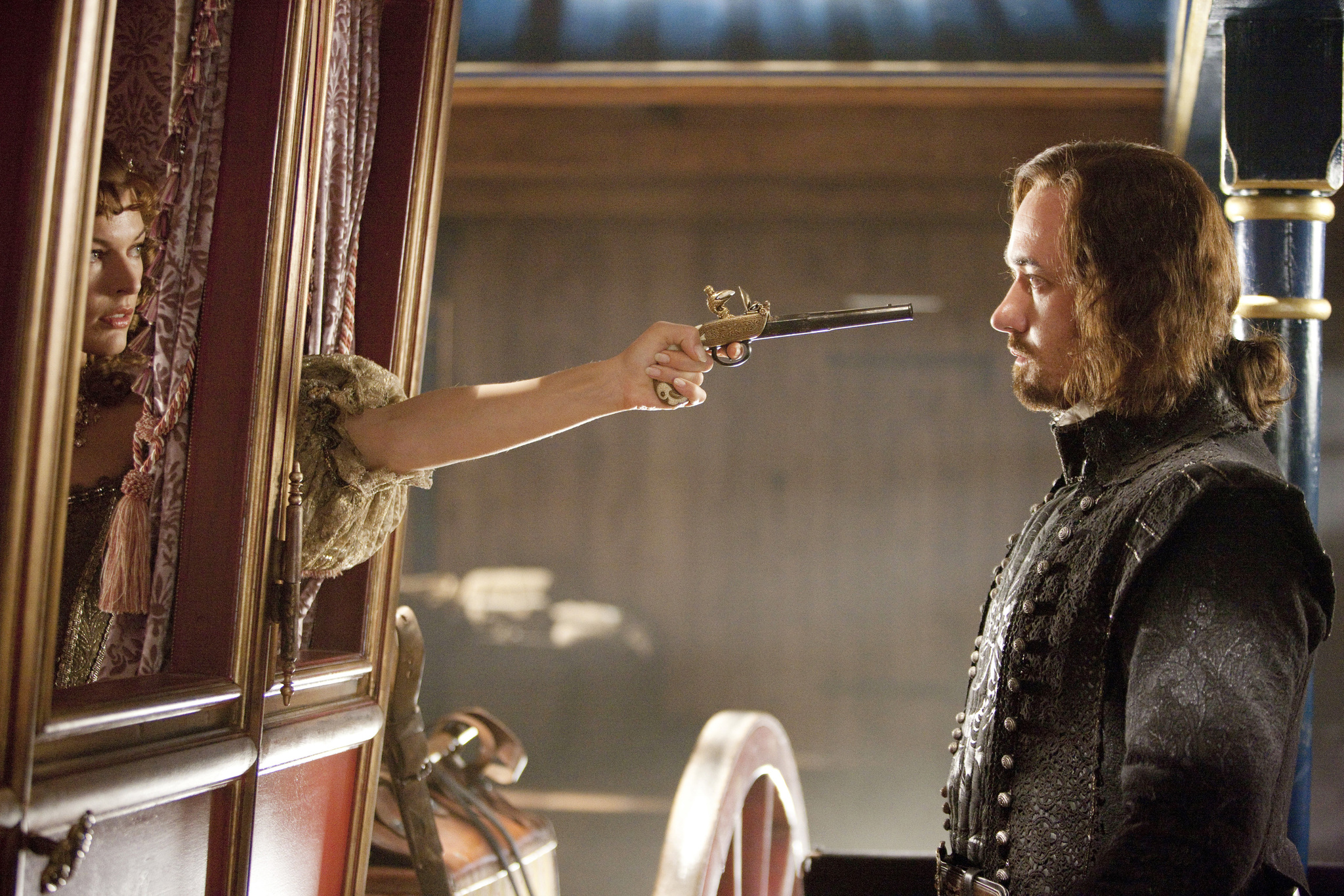 Still of Milla Jovovich and Matthew Macfadyen in Trys muskietininkai 3D (2011)