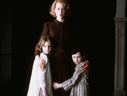Still of Nicole Kidman, Alakina Mann and James Bentley in The Others (2001)
