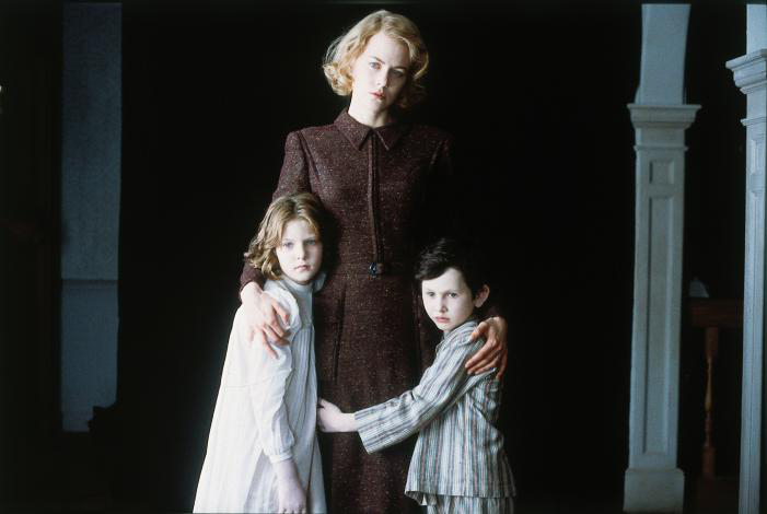 Still of Nicole Kidman, Alakina Mann and James Bentley in The Others (2001)