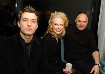 Nicole Kidman, Jude Law and Anthony Minghella at event of Saltasis kalnas (2003)