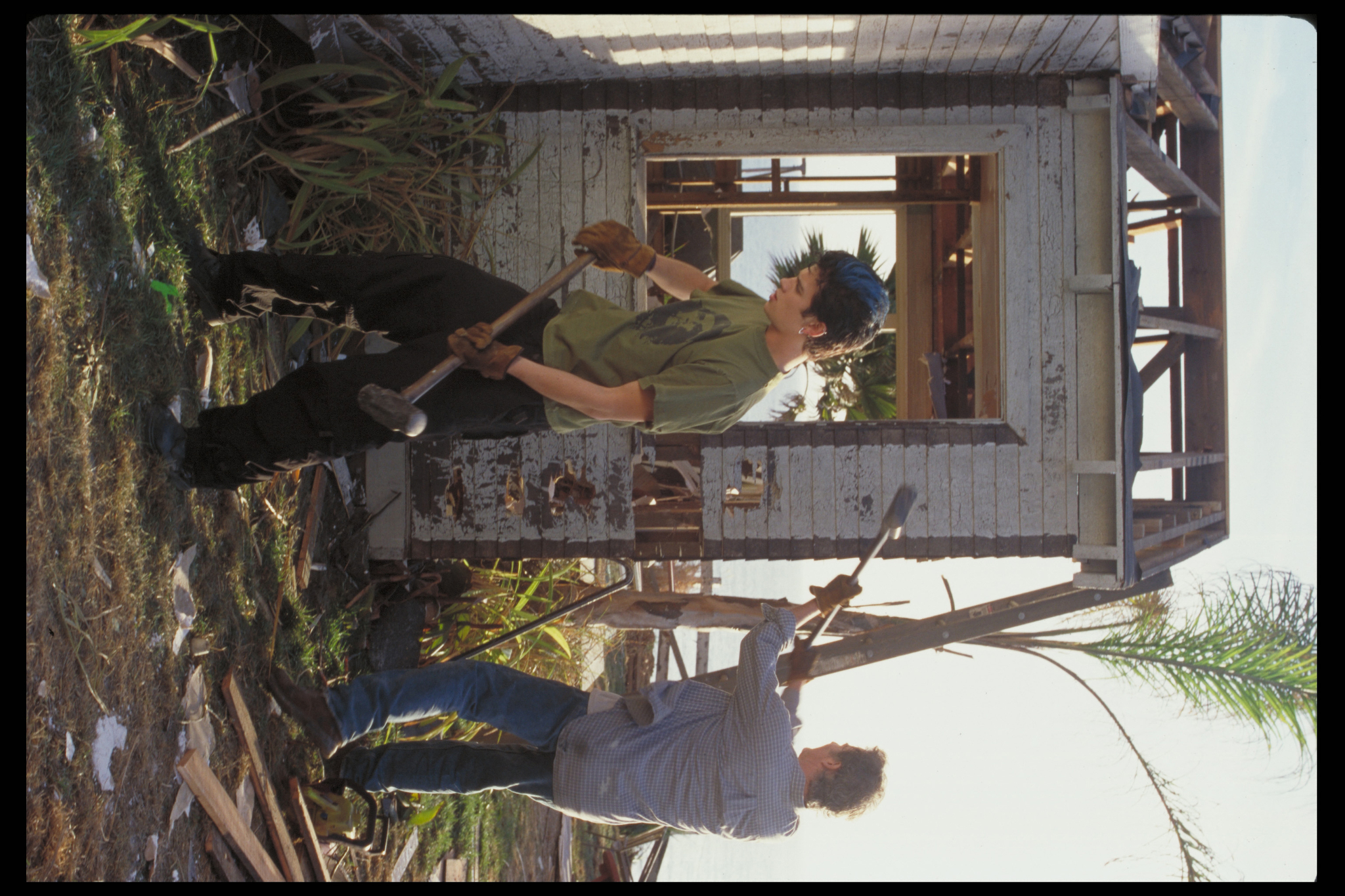 Still of Kevin Kline and Hayden Christensen in Life as a House (2001)