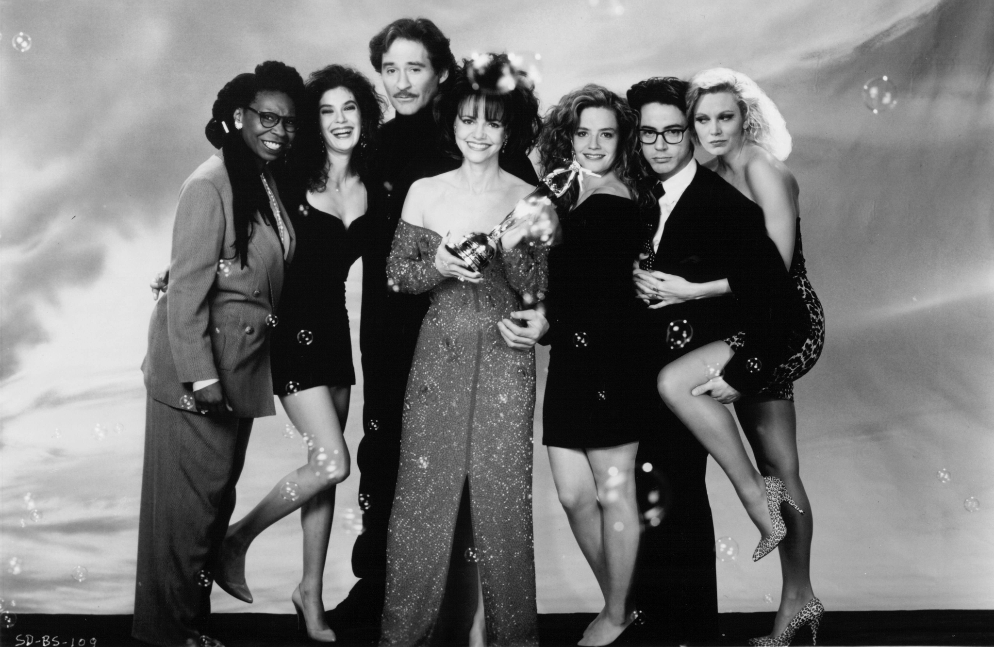 Still of Whoopi Goldberg, Teri Hatcher, Kevin Kline, Elisabeth Shue, Robert Downey Jr., Sally Field and Cathy Moriarty in Soapdish (1991)