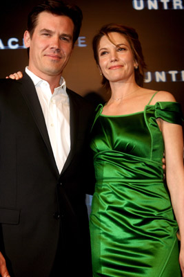 Diane Lane and Josh Brolin at event of Untraceable (2008)
