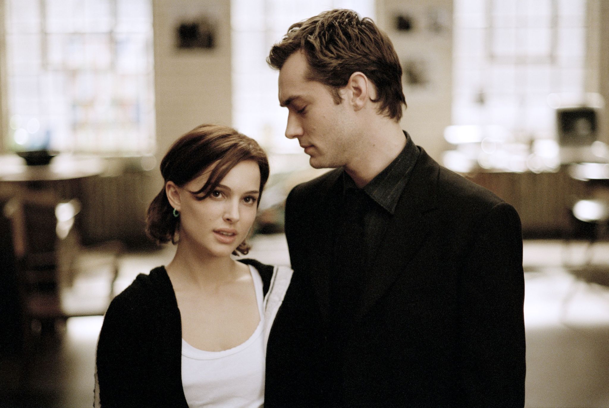 Still of Jude Law and Natalie Portman in Closer (2004)