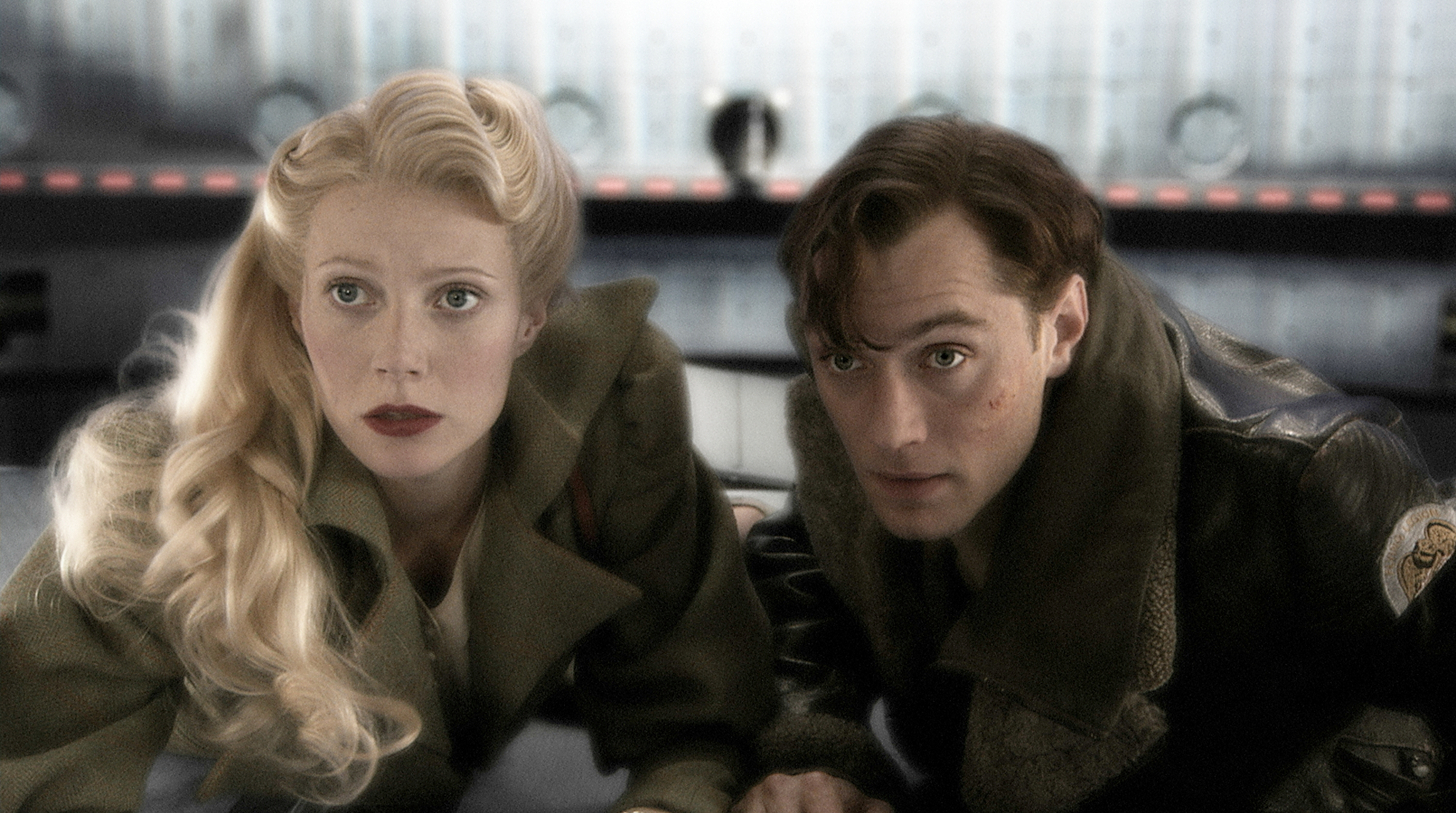 Still of Jude Law and Gwyneth Paltrow in Sky Captain and the World of Tomorrow (2004)