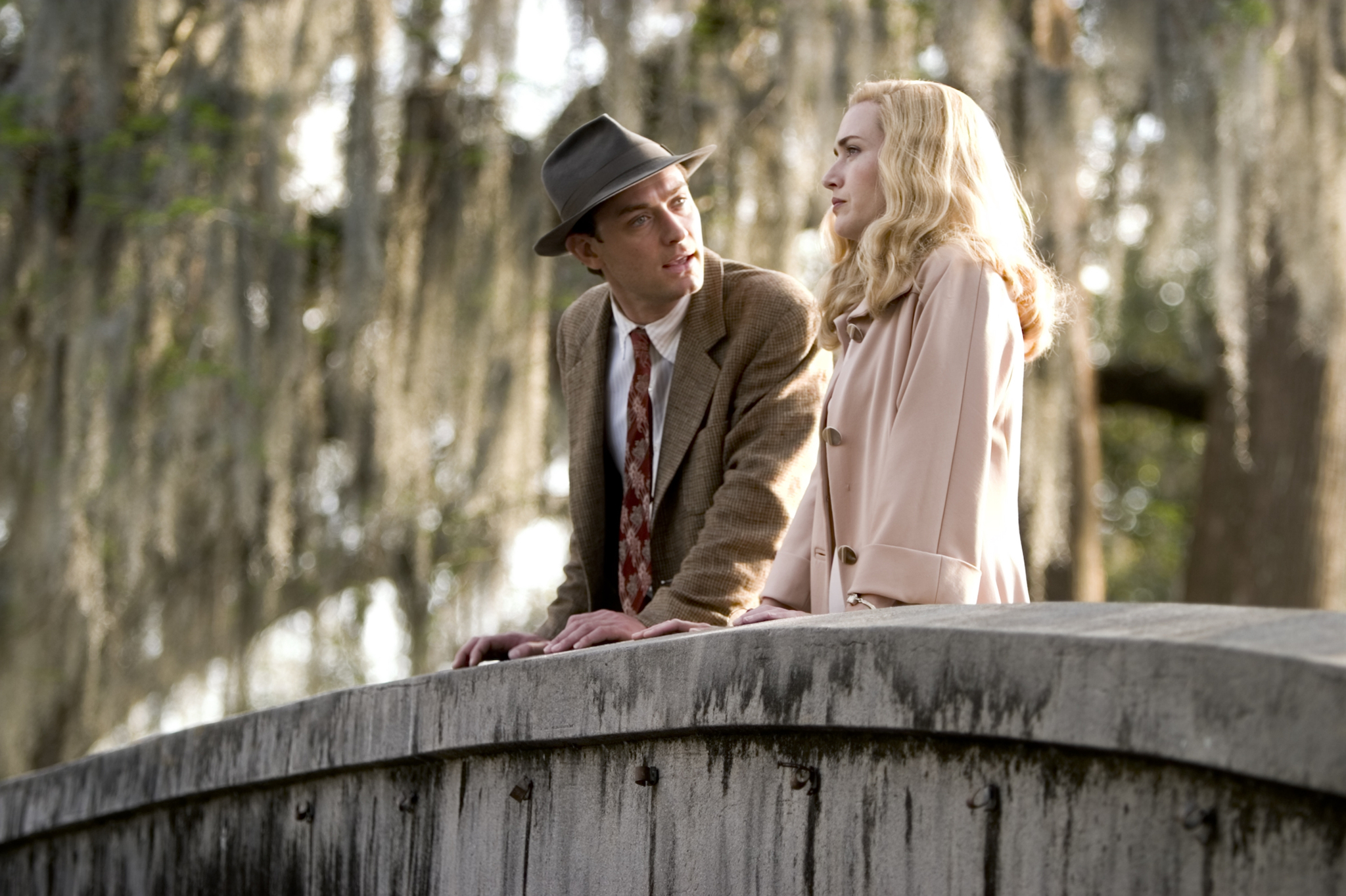 Still of Jude Law and Kate Winslet in All the King's Men (2006)