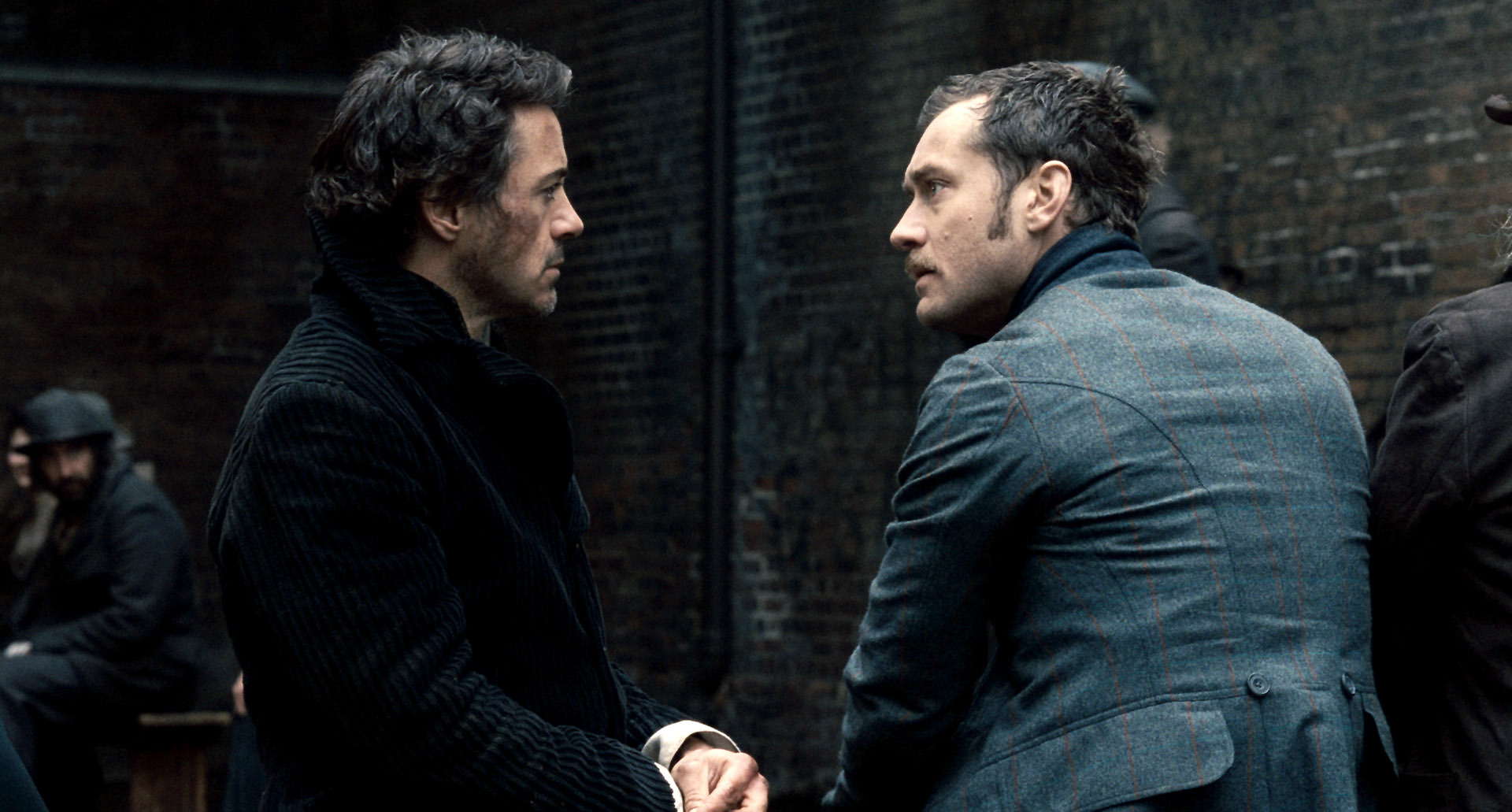 Still of Jude Law and Robert Downey Jr. in Sherlock Holmes (2009)