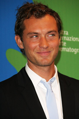 Jude Law at event of Sleuth (2007)