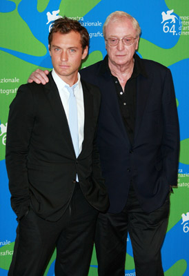 Jude Law and Michael Caine at event of Sleuth (2007)