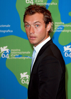 Jude Law at event of Sleuth (2007)
