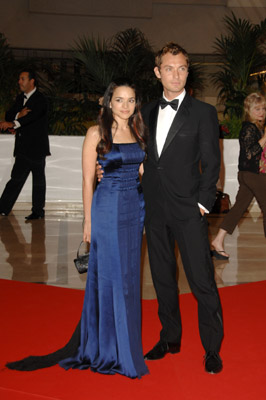 Jude Law and Norah Jones at event of My Blueberry Nights (2007)