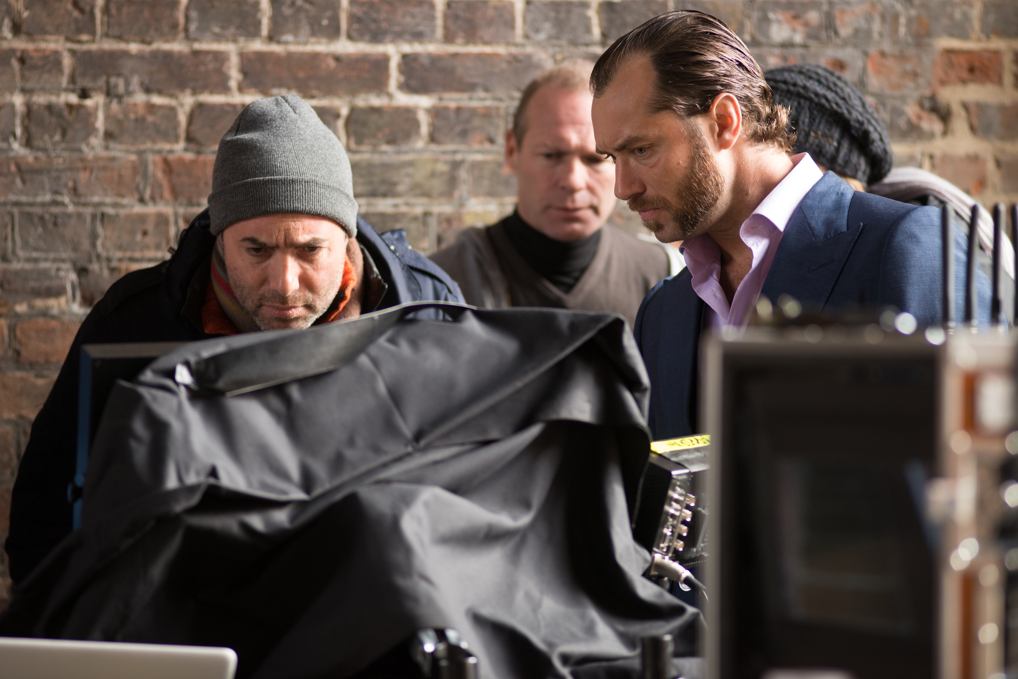 Richard Shepard and Jude Law on the set of DOM HEMINGWAY.