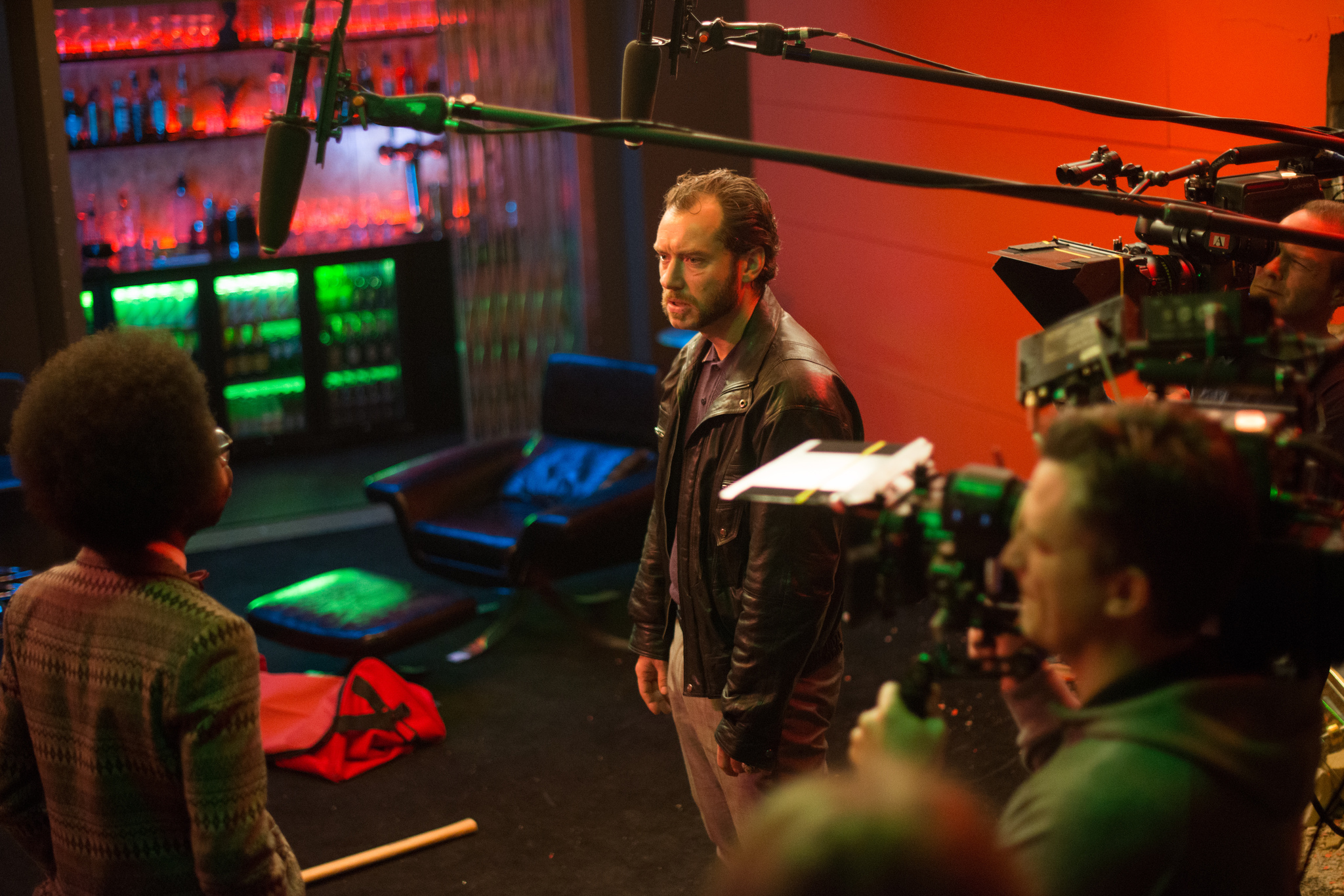 Jumayn Hunter (left) as “Lestor” and Jude Law as “Dom Hemingway” on the set of DOM HEMINGWAY.