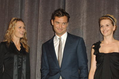 Jude Law, Juliette Binoche and Robin Wright at event of Breaking and Entering (2006)