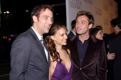 Jude Law, Natalie Portman and Clive Owen at event of Closer (2004)