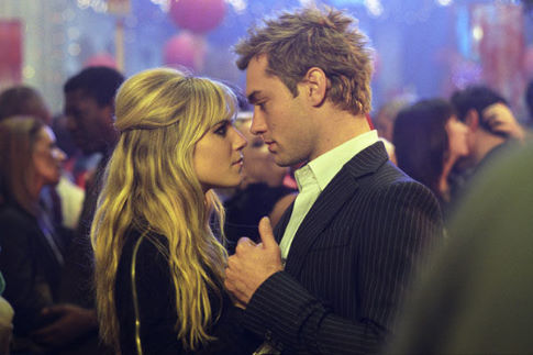 Still of Jude Law and Sienna Miller in Alfie (2004)