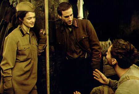 Still of Jude Law, Joseph Fiennes and Rachel Weisz in Priesas uz vartu (2001)