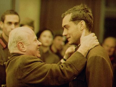 Still of Jude Law, Joseph Fiennes and Bob Hoskins in Priesas uz vartu (2001)