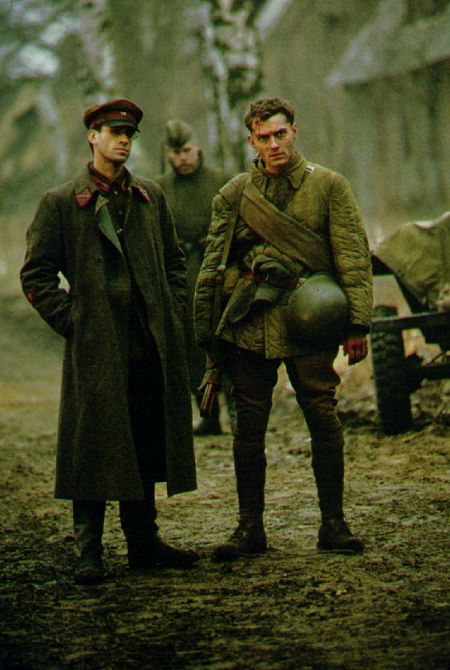 Still of Jude Law and Joseph Fiennes in Priesas uz vartu (2001)