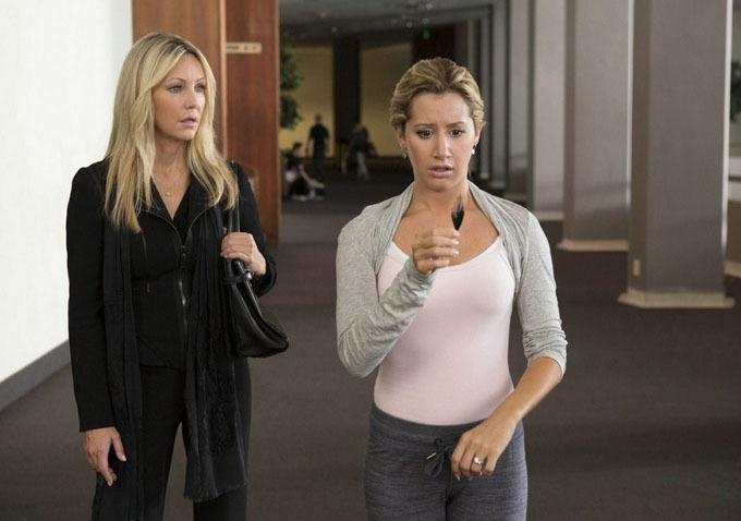 Still of Heather Locklear and Ashley Tisdale in Pats baisiausias filmas 5 (2013)