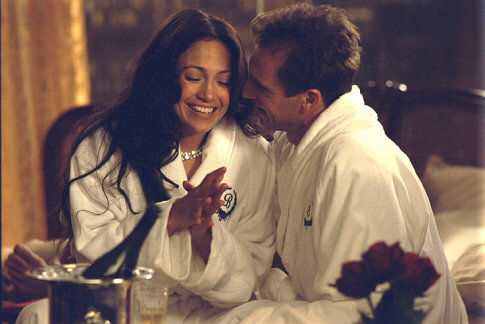 Still of Ralph Fiennes and Jennifer Lopez in Maid in Manhattan (2002)