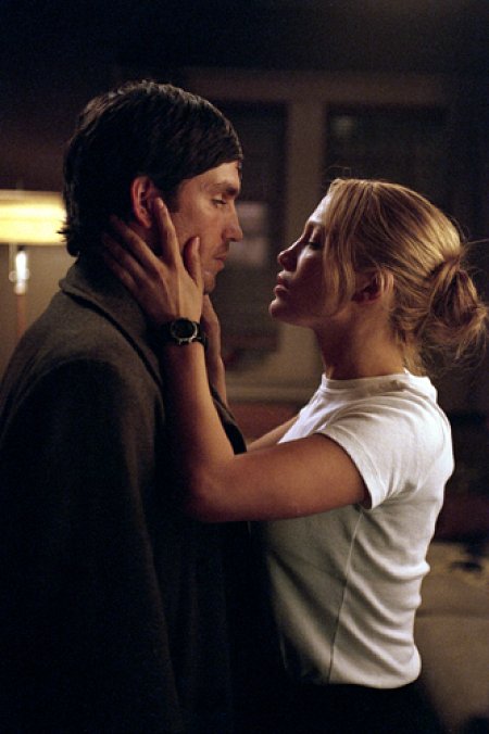 Still of Jennifer Lopez and Jim Caviezel in Angel Eyes (2001)