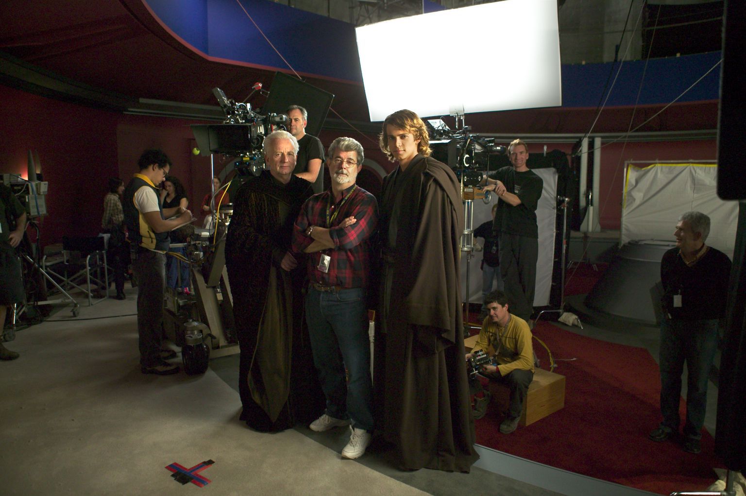 George Lucas, Ian McDiarmid and Hayden Christensen in Zvaigzdziu karai. Situ kerstas (2005)