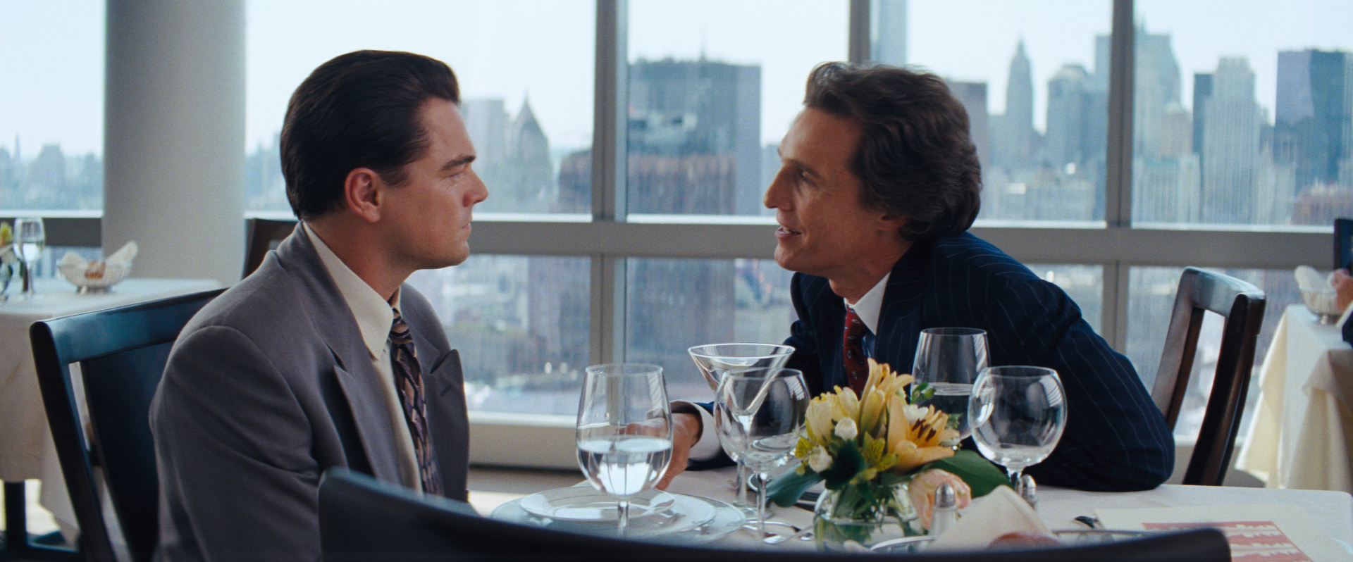 Still of Leonardo DiCaprio and Matthew McConaughey in Volstryto vilkas (2013)