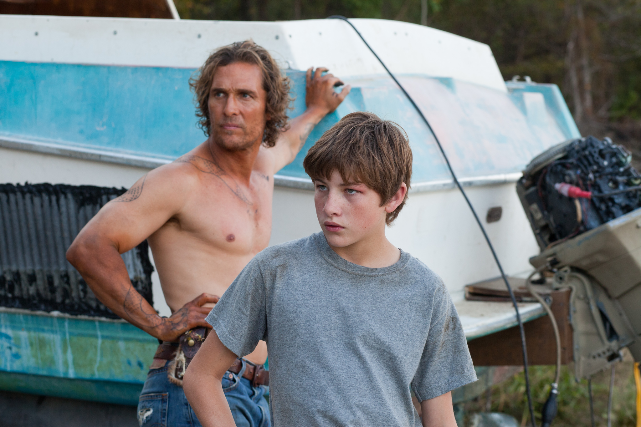 Still of Matthew McConaughey and Tye Sheridan in Mud (2012)