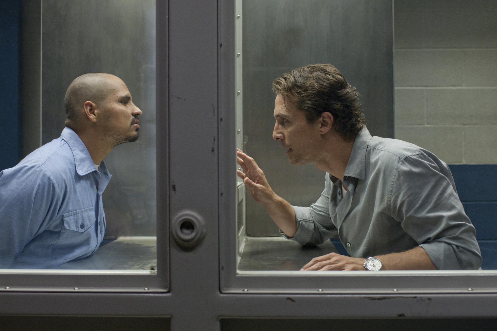 Still of Matthew McConaughey and Michael Peña in Advokatas is Linkolno (2011)