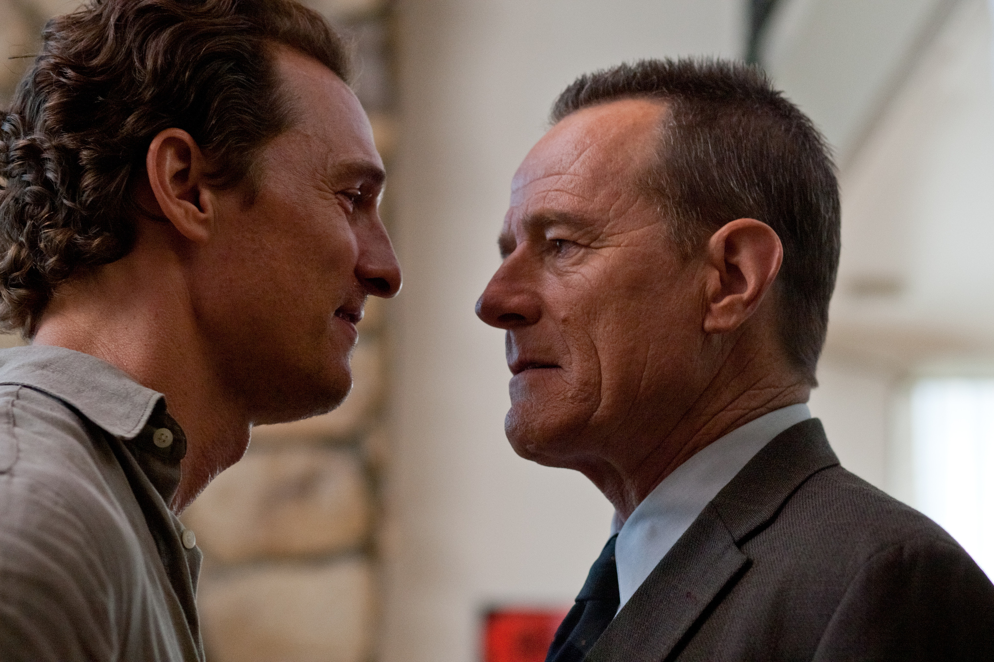 Still of Matthew McConaughey and Bryan Cranston in Advokatas is Linkolno (2011)