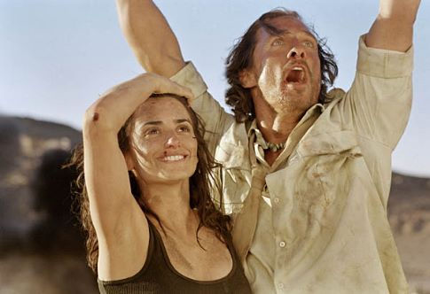 Still of Matthew McConaughey and Penélope Cruz in Sahara (2005)