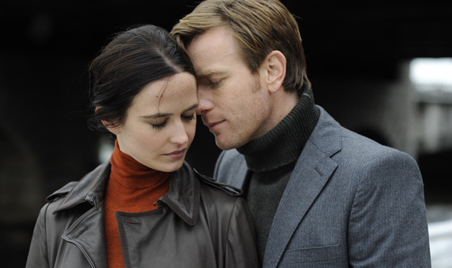 Still of Ewan McGregor and Eva Green in Tobulas jausmas (2011)