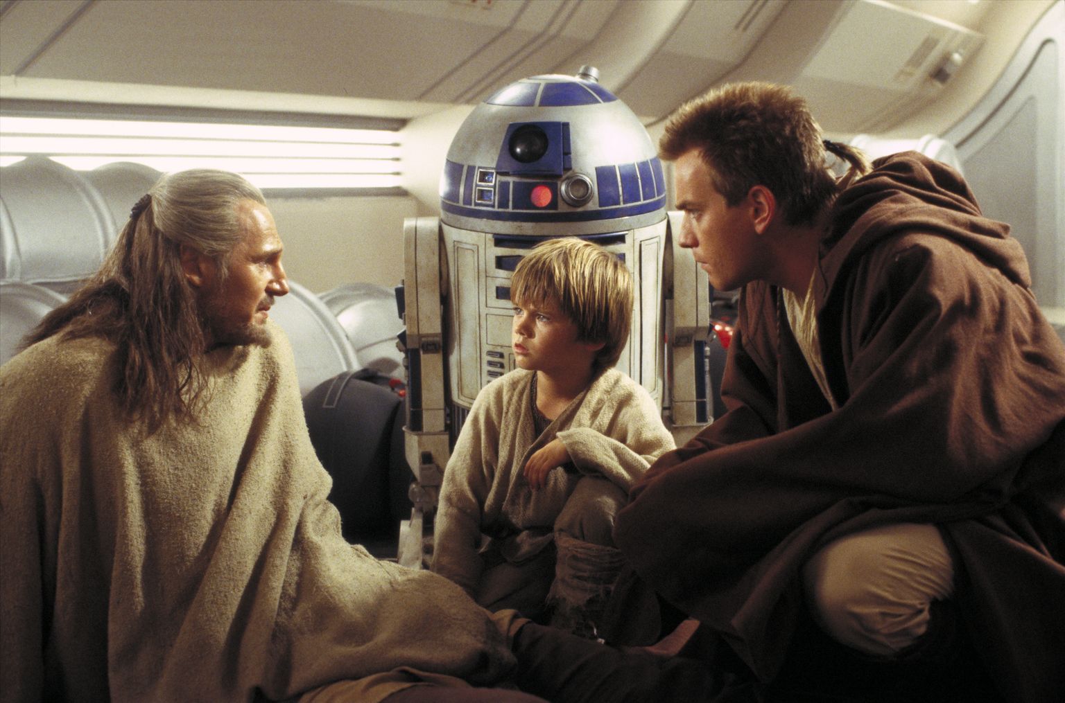 Still of Ewan McGregor, Liam Neeson and Jake Lloyd in Zvaigzdziu karai: epizodas I. Pavojaus seselis 3D (1999)