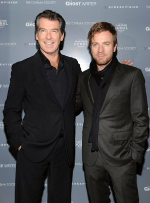 Pierce Brosnan and Ewan McGregor at event of Vaiduoklis (2010)