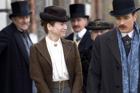 Still of Ewan McGregor and Renée Zellweger in Miss Potter (2006)