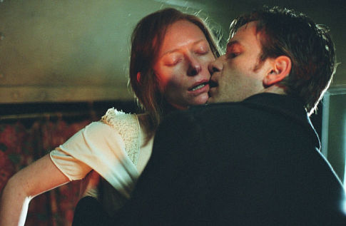 Still of Ewan McGregor and Tilda Swinton in Young Adam (2003)