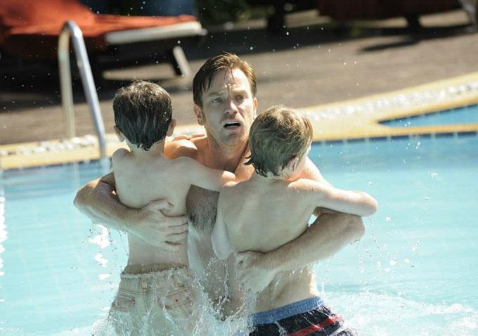 Still of Ewan McGregor, Oaklee Pendergast and Samuel Joslin in Pragaras rojuje (2012)