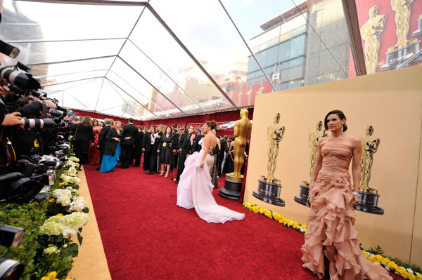 Jennifer Lopez and Demi Moore at event of The 82nd Annual Academy Awards (2010)