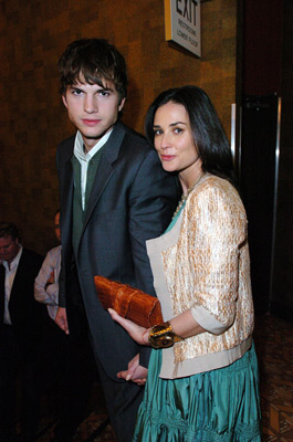 Demi Moore and Ashton Kutcher at event of Nuodemiu miestas (2005)