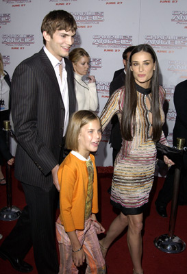 Demi Moore and Ashton Kutcher at event of Charlie's Angels: Full Throttle (2003)