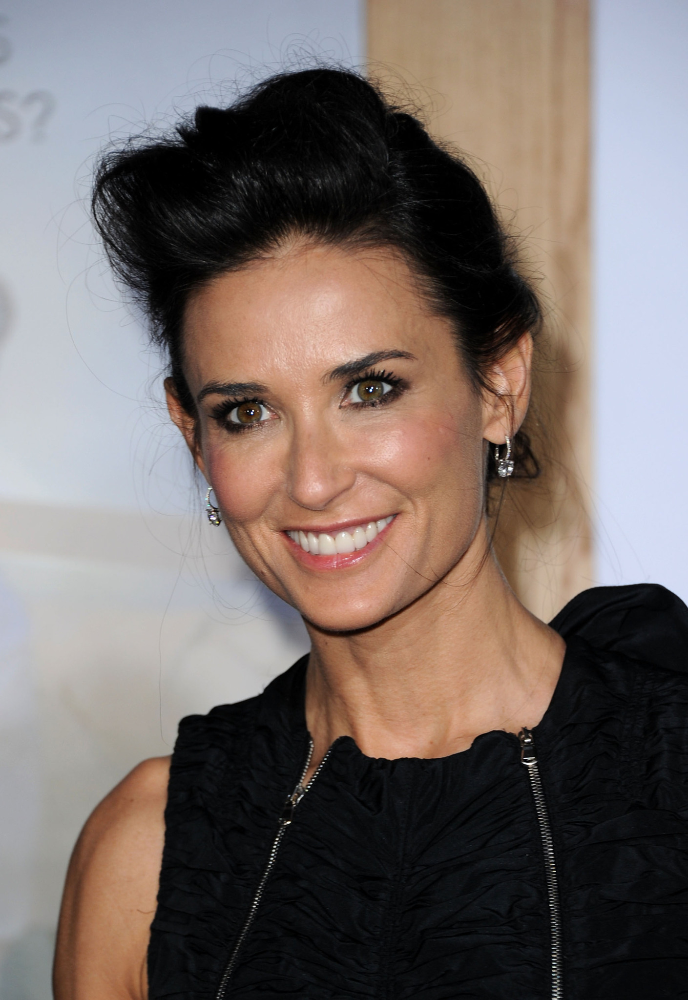Demi Moore at event of Be isipareigojimu (2011)