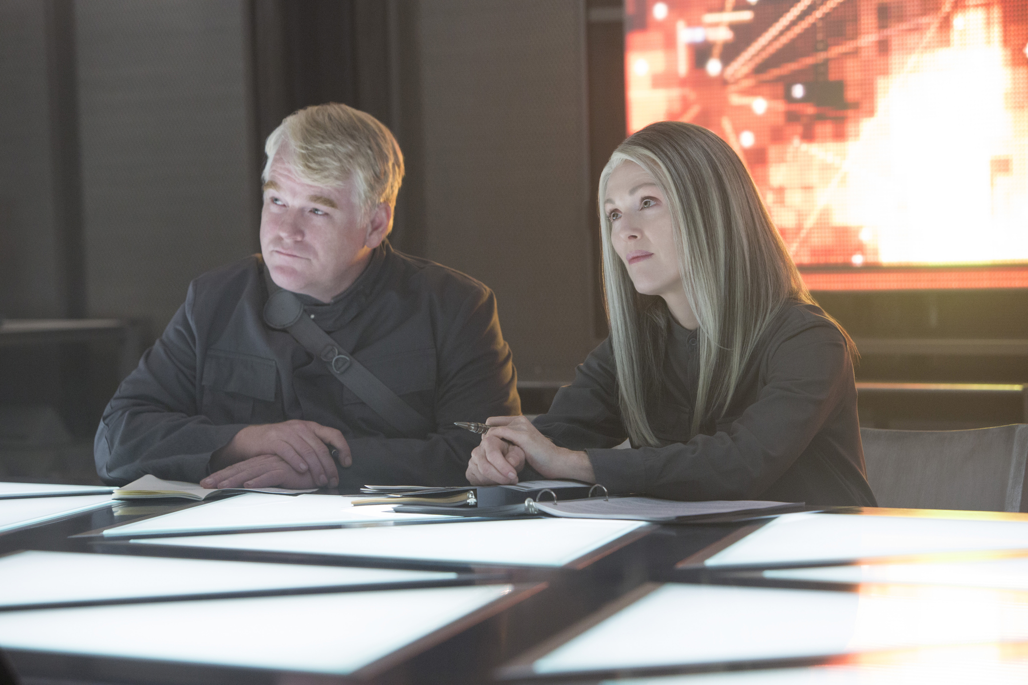 Still of Julianne Moore and Philip Seymour Hoffman in Bado zaidynes: Strazdas giesmininkas. 1 dalis (2014)