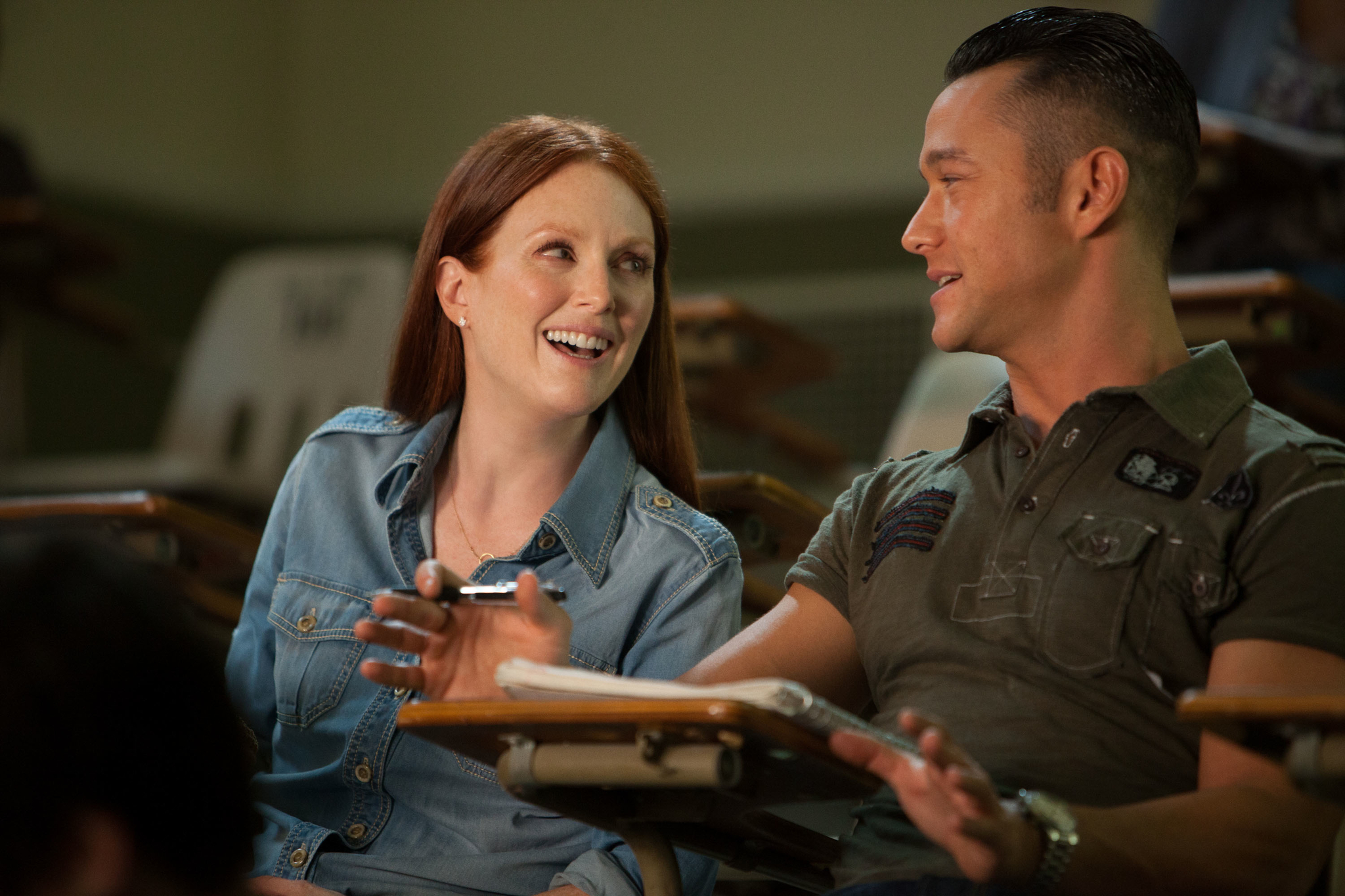 Still of Julianne Moore and Joseph Gordon-Levitt in Don Zuanas (2013)